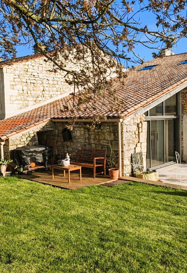 Gite De La Petite Vallee Saint-Savinien Exterior foto