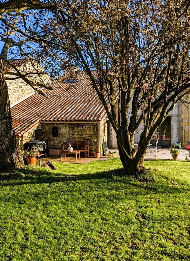 Gite De La Petite Vallee Saint-Savinien Exterior foto