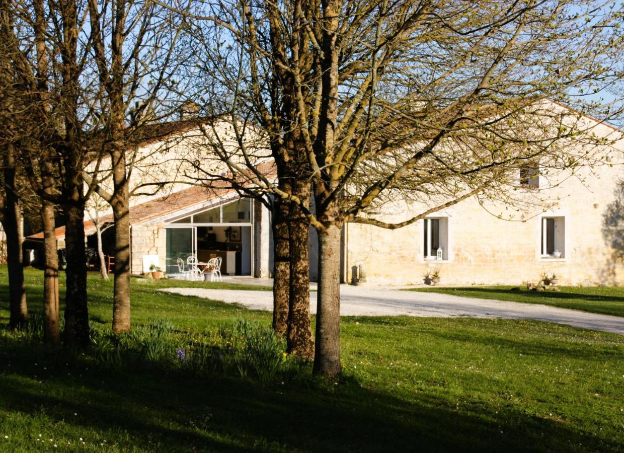 Gite De La Petite Vallee Saint-Savinien Exterior foto